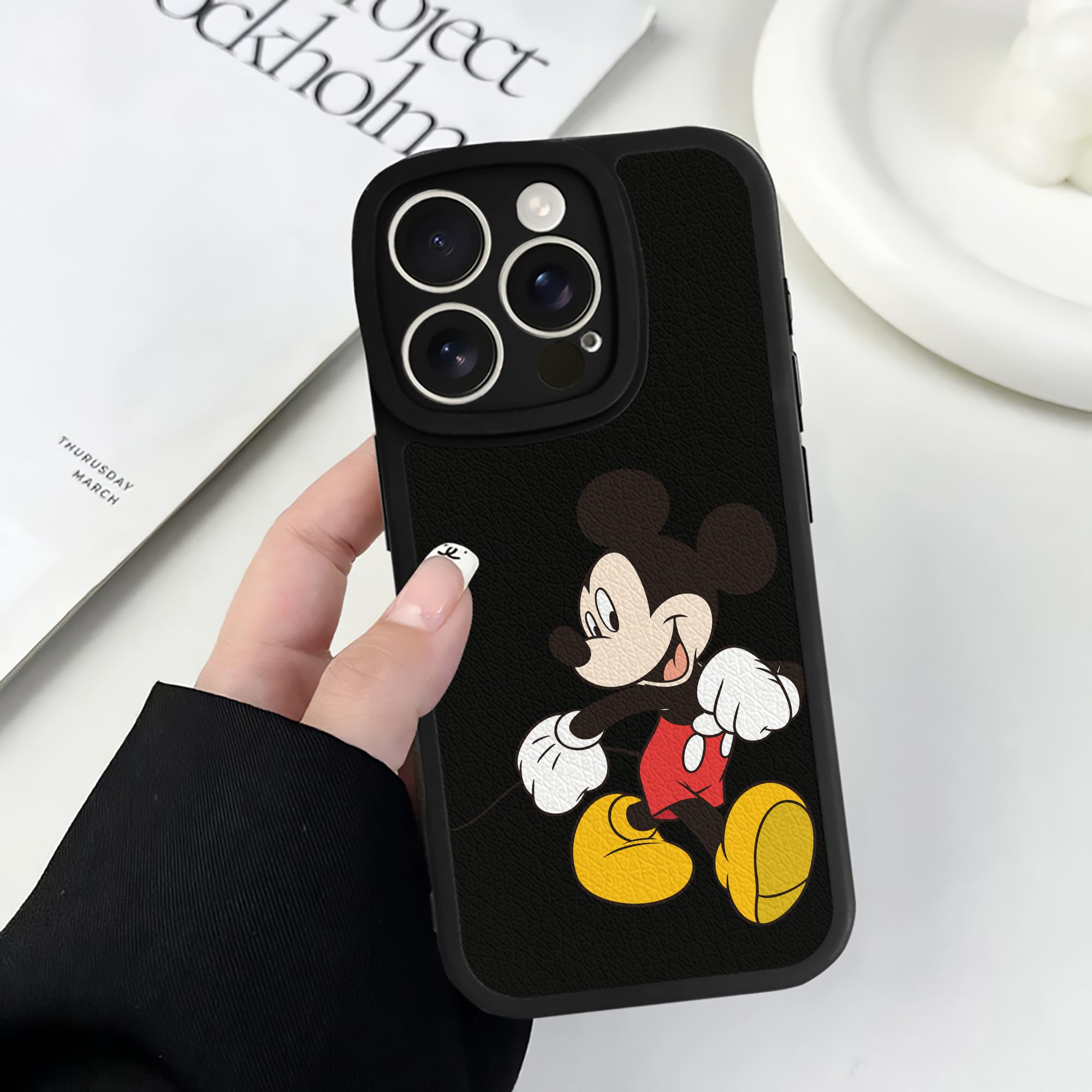 （画像用） ミッキーマウス Mickey Mouse 【iPhone 16シリーズ対応】シリコンスマホケース（レザー調） 材質：シリコン